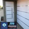 Portão com Aluminio branco liso duplo com friso brilhoso