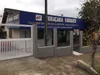 Muro de vidro com portão de alumínio