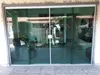 Porta de 10mm verde sendo 2 fixa e 2 movel com alumínio branco e puxado de inox