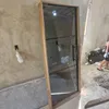 Porta pivotante no marco de madeira