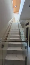 Escada com porta e corrimão